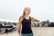 Frau prüft Fitnesstracker Frau prüft Fitnesstracker
